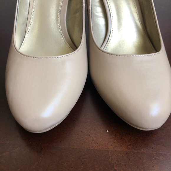 Bandolino Natural Nude Color 3.5 inch Heels 7.5 - Picture 2 of 10